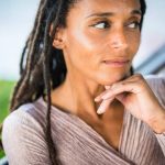 나를 보며 턱을 괴고 있는 상대방의 심리