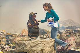 왜 우리는 낯선 사람에게 호의를 베풀까