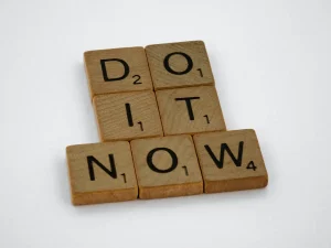 우리가 미루는 습관과 그것을 멈추는 방법